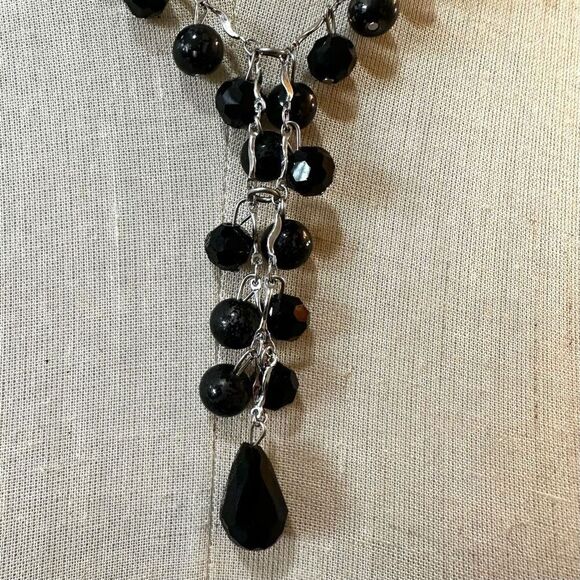 Black and silver tone beaded Y necklace - Picture 3 of 8